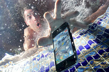 Телефон упал в воду – как достать телефон из воды?